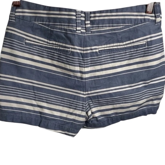 Womenโs size 2 gap khakis chino shorts blue and white stripe excellent condition - Picture 5 of 5